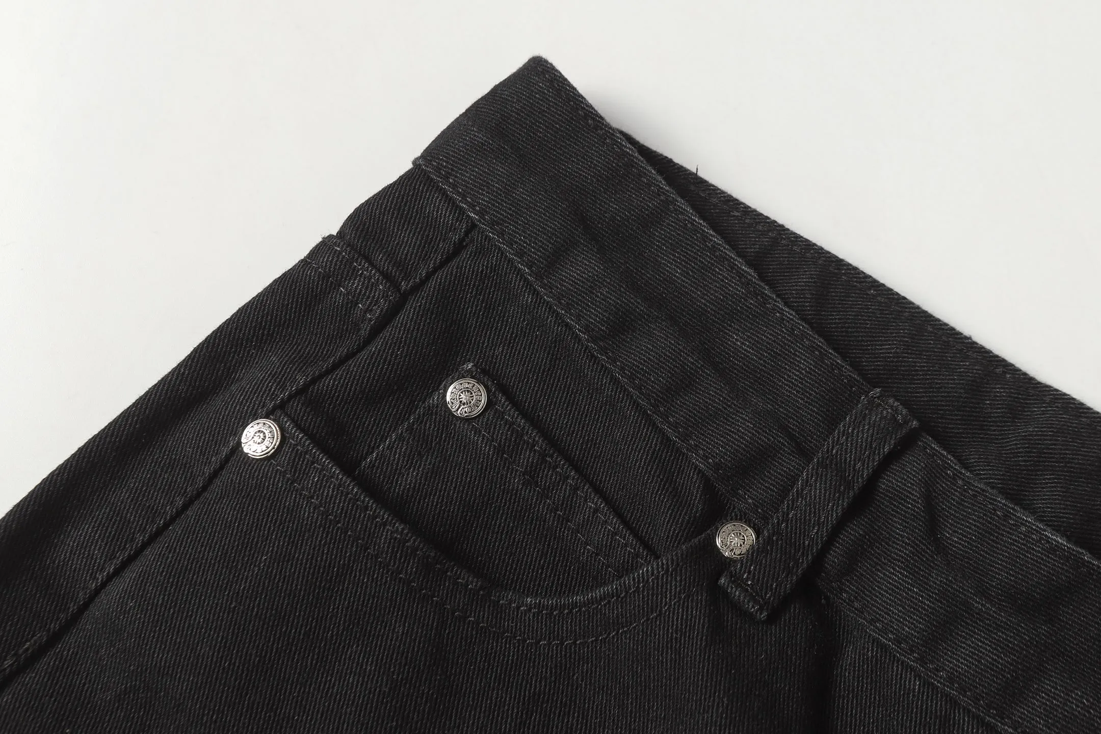 P240 Cross-border quantity model, please do not place an order if you are pursuing quality - Chrome Hearts/Chrome Heart Cross ✝️ Inlaid embroidered washed jeans, trousers and casual pants - High weight, high density and high quality. The wool is soft, delicate and skin-friendly. It feels soft and silky. It has excellent warmth and skin-friendly properties. - Customized weaving and dyeing, no color difference. No matter the fabric or workmanship details, it beats the ordinary version on the market. - Hardware zipper accessories are all customized, full of details -Colour: washed black -Size: 28 30 32 34 36